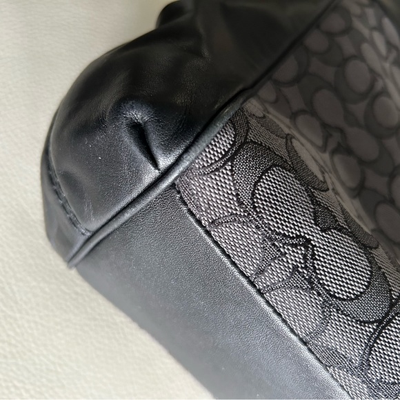 Coach Canvas and leather shoulder bag - Picture 6 of 10